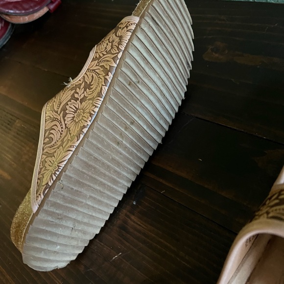 Very H brand tooled leather sandals. Size 8.5 - Picture 4 of 4